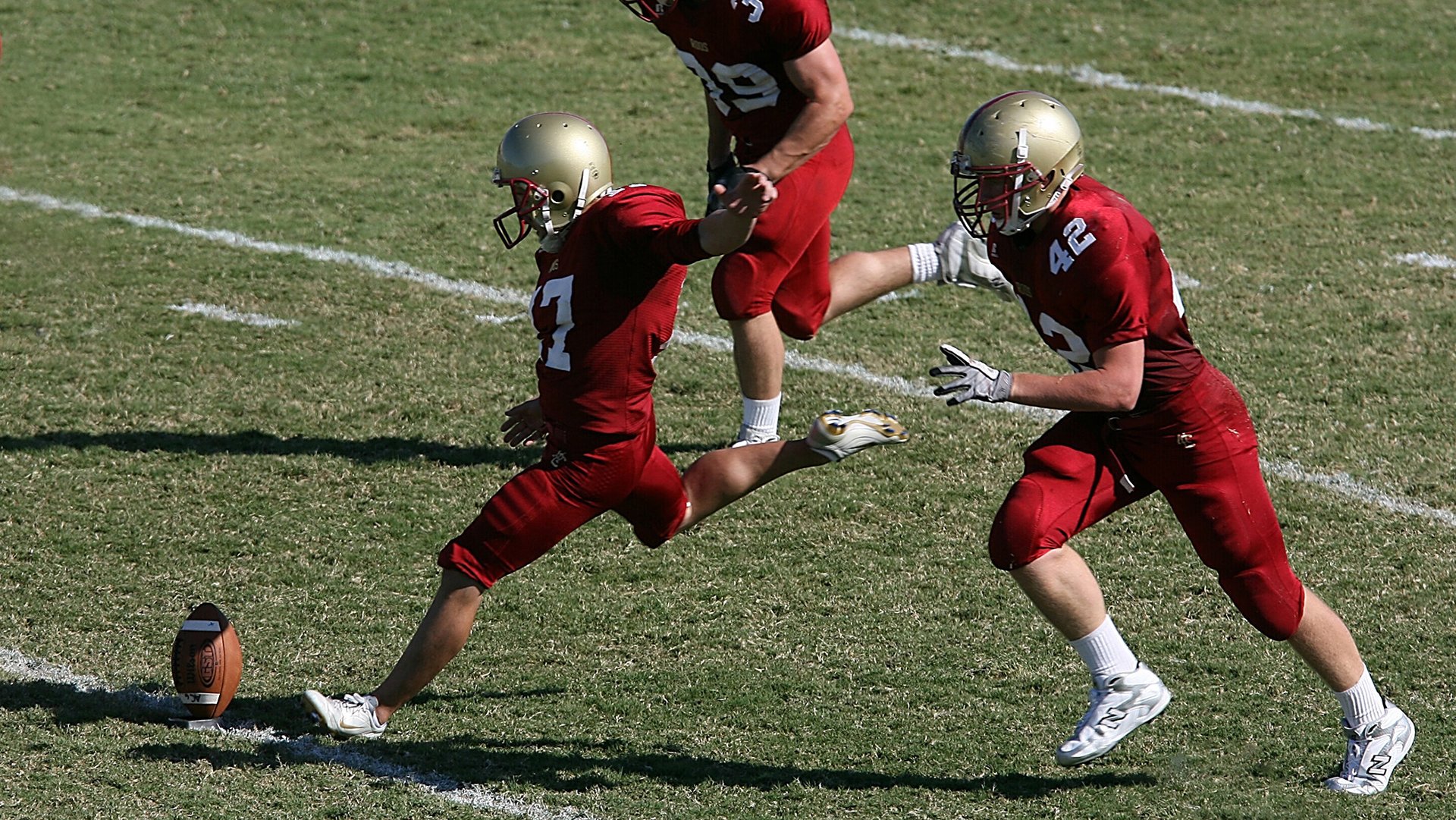 在一次NBA历史纪录比赛中，库里投中14个三分，刷新“单场远投”纪录！