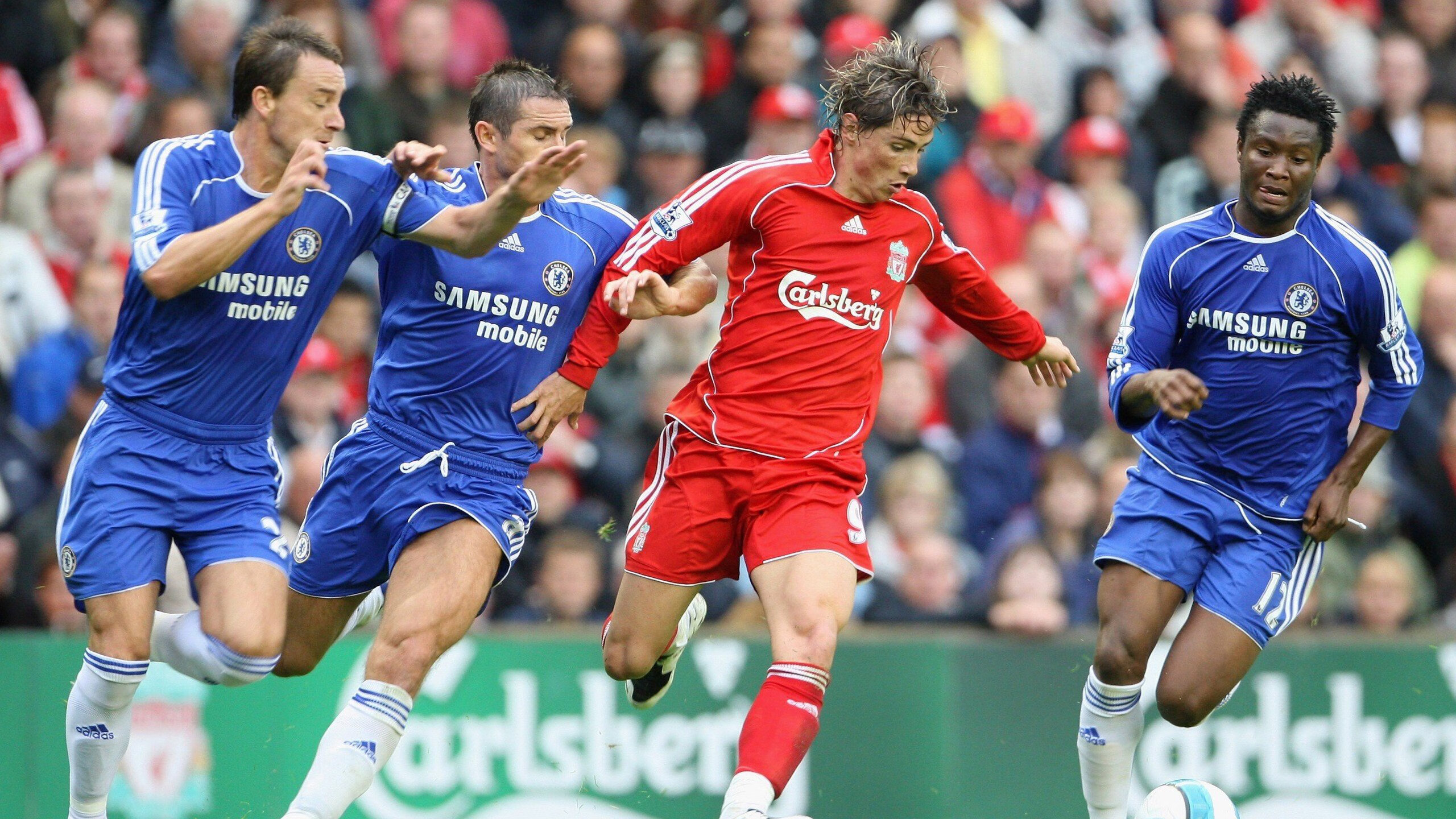 墨西哥球员脚底打滑摔出界，被判越位？，墨西哥国脚